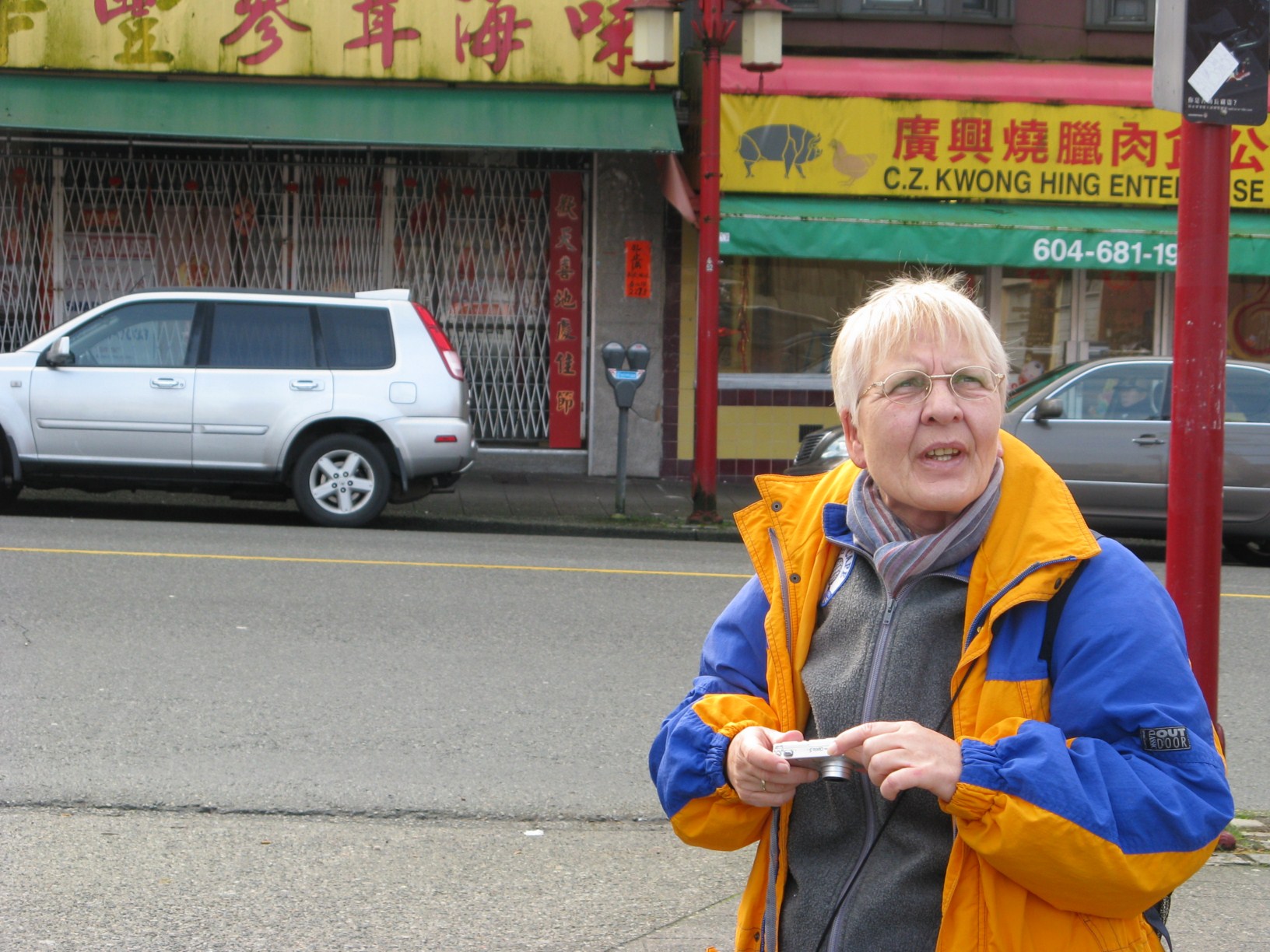 Deutsche Touristin in Vancouver Chinatown