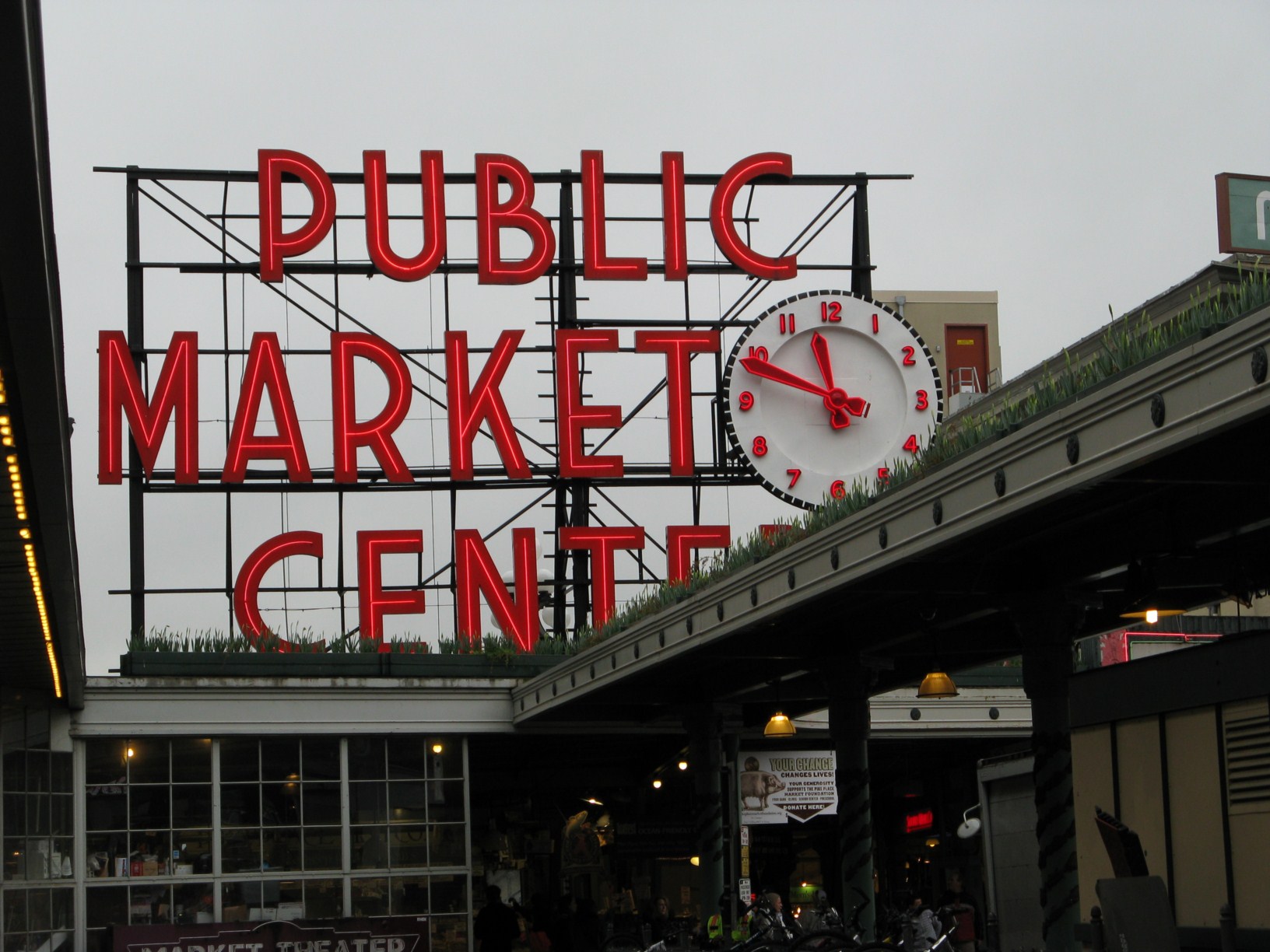 Dieser Schriftzug ist ein touristisches Wahrzeichen von Seattle - Public Pike Market
