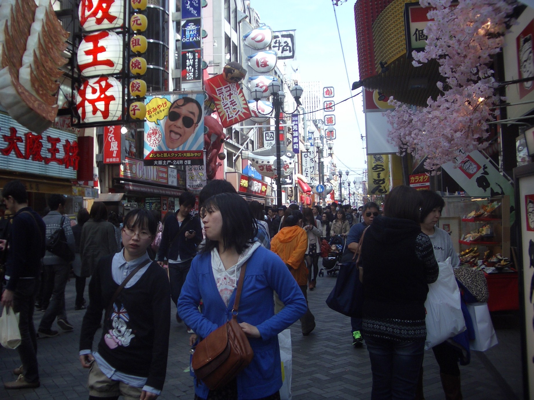 Massen in der Einkaufsstraße Shinsaibashi