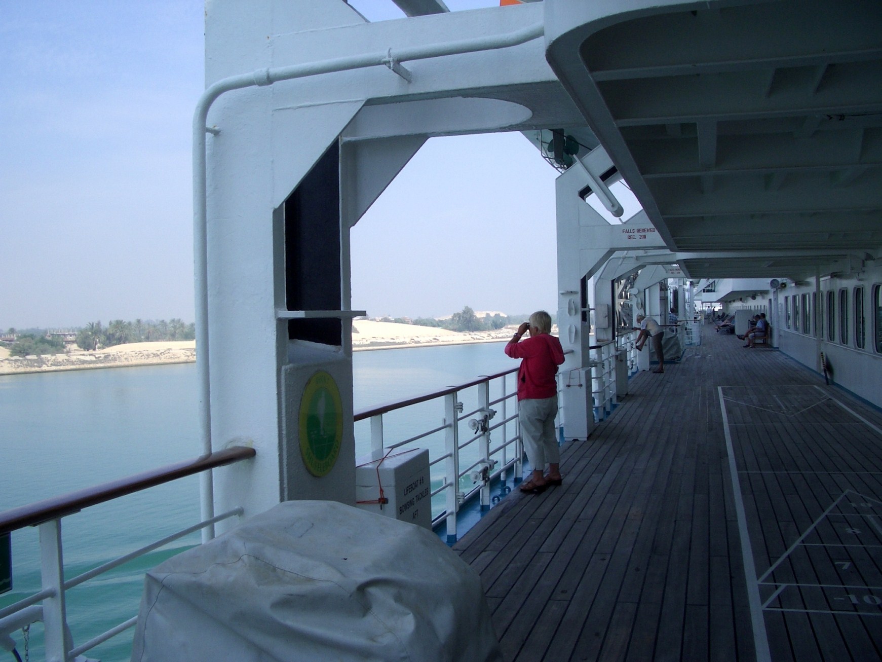 Fahrt durch den Suezkanal Steuerbordseite ….