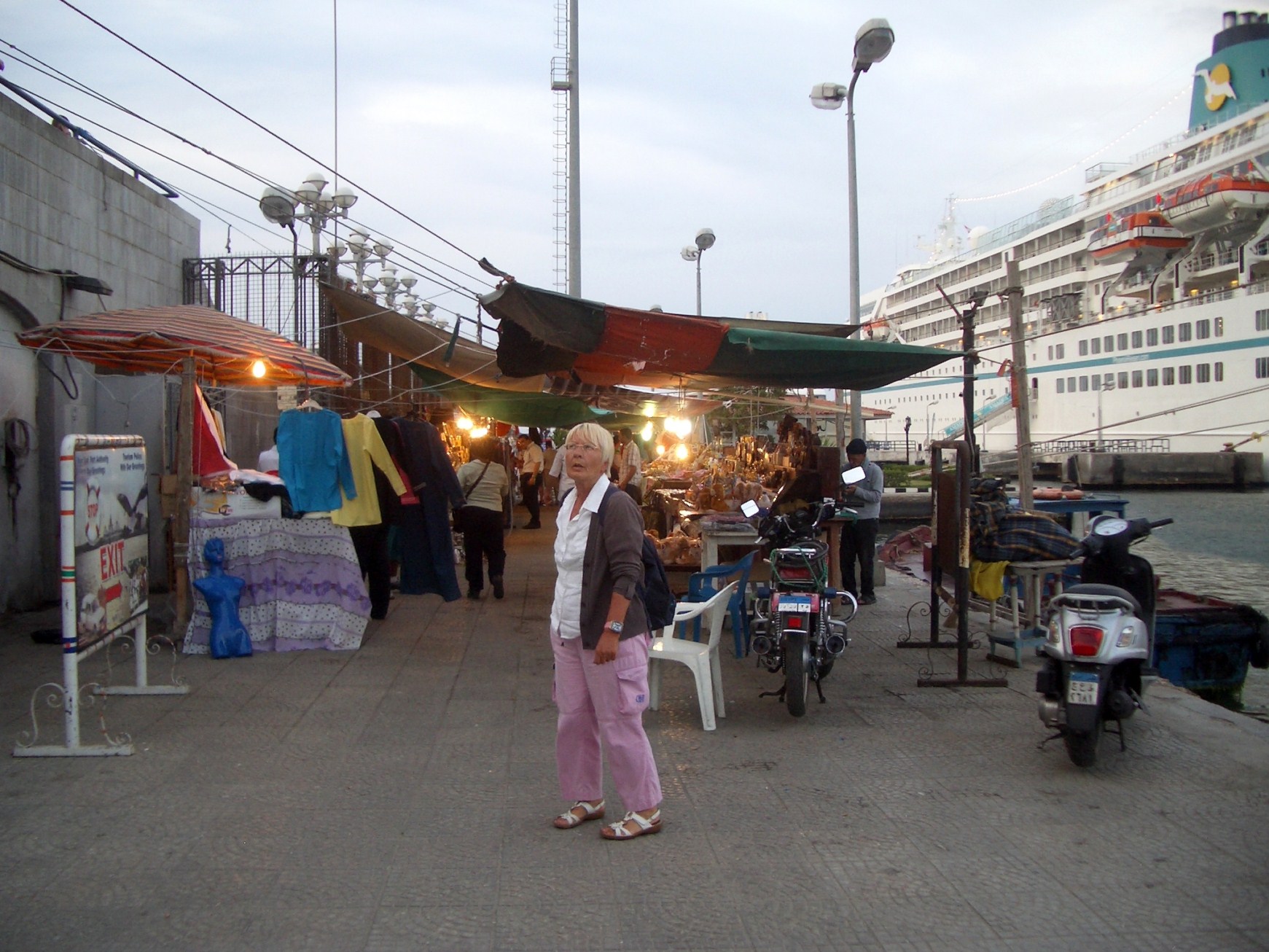 Budenzauber im Hafen von Port Said.